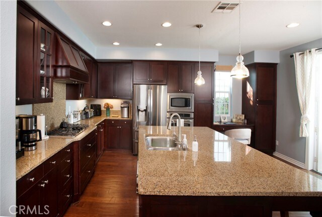 Building Photo - 6237 Village Green Dr