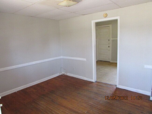 Building Photo - 2 Bedroom Quadplex