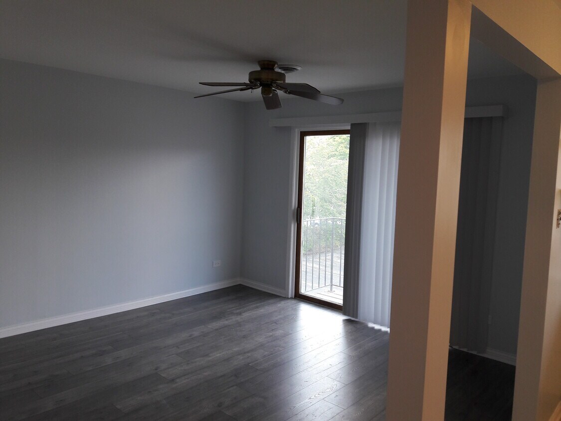 Living room with balcony - 229 E Park Ave
