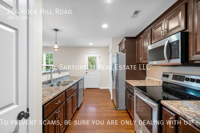 Foto del edificio - 284 Rock Hill Rd