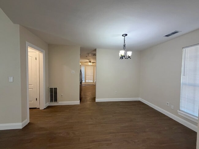 Building Photo - 949 Reeves St