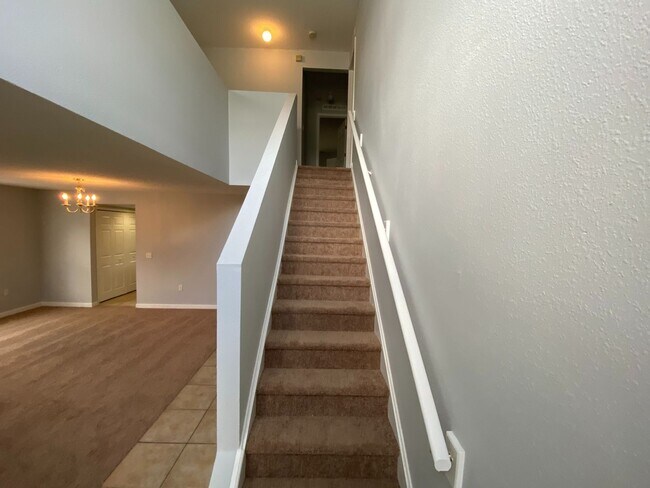 Building Photo - Beautiful Two-Story 4/3.5 Home in Econ Woo...
