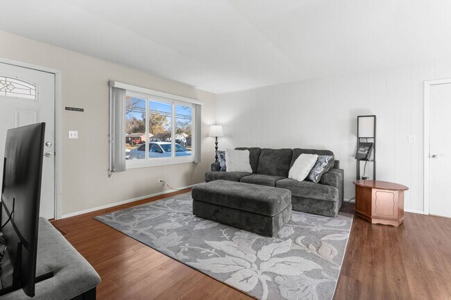 Foto del edificio - 5011-5013 Three Oaks Rd