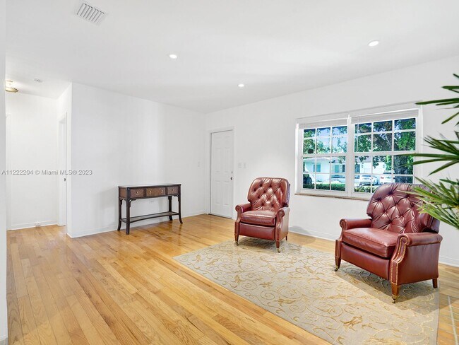 Building Photo - 711 Zamora Ave