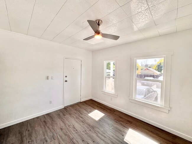 Building Photo - 1559 N Hill Ave