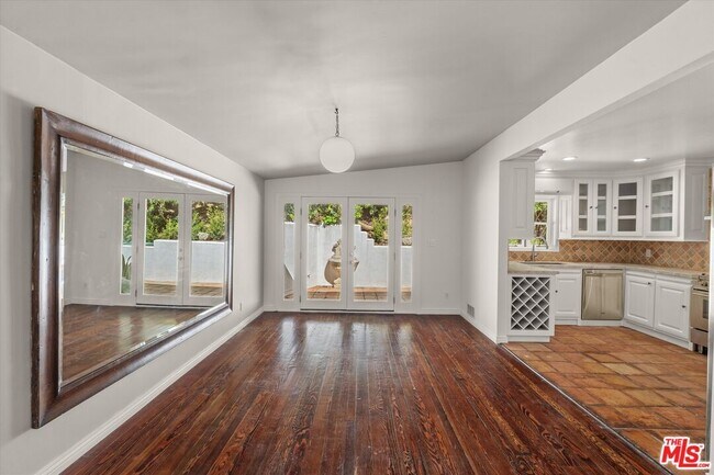 Foto del edificio - 734 N Bundy Dr