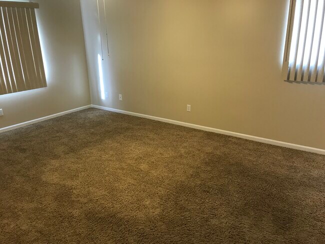 Master bedroom - 205 Cave Run Dr