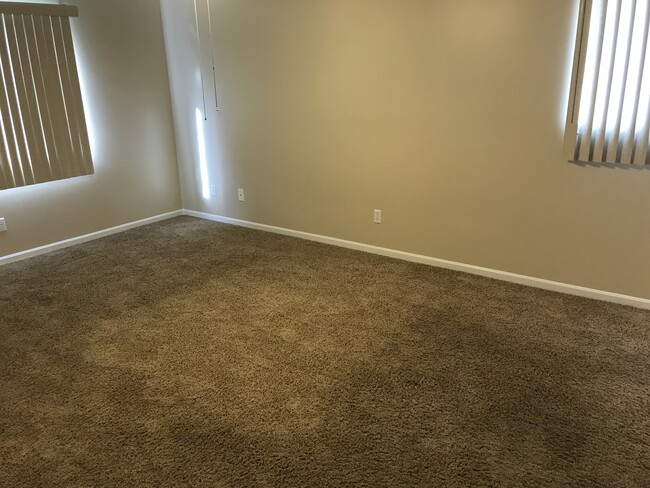 Master bedroom - 205 Cave Run Dr