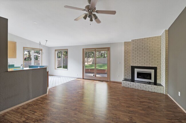 Foto del edificio - 3 Bed 2 Bath - One Story - Dog Per Approva...