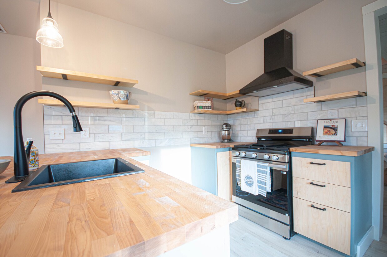 Foto principal - 645 2nd St W