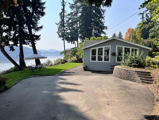 Building Photo - FULLY FURNISHED 2bed 1.5 bath HOME Waterfront