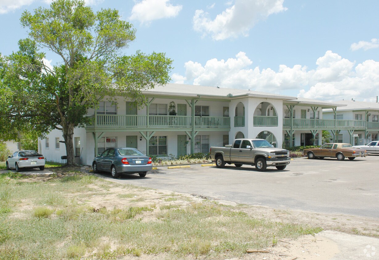 Primary Photo - Montrose Apartments