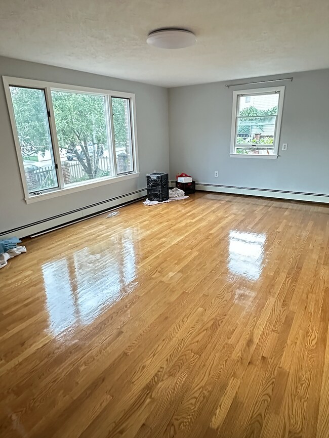 Foto del edificio - 3bed/1.5bath with laundry, parking. Comple...