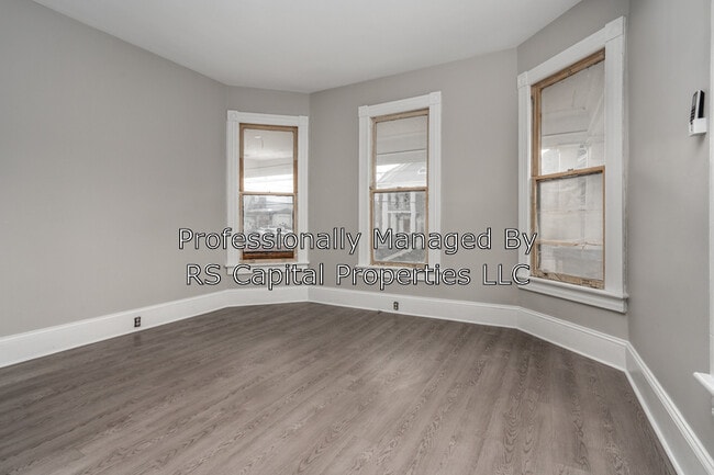 Building Photo - 209 Vance St E