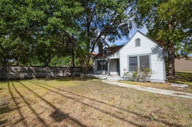 Building Photo - 2500 Manor Rd