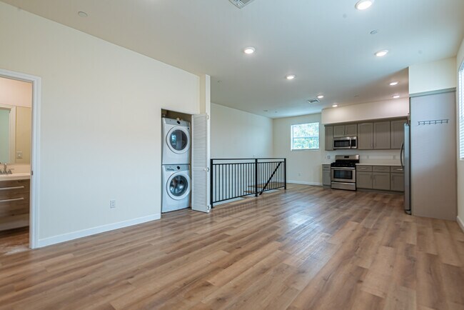 Sala de estar y cocina - 16753-16755 1/2 Sherman Way