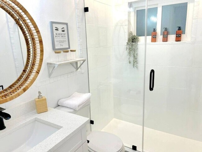 Foto del edificio - Stylish Heated Pool House  Near the Beach