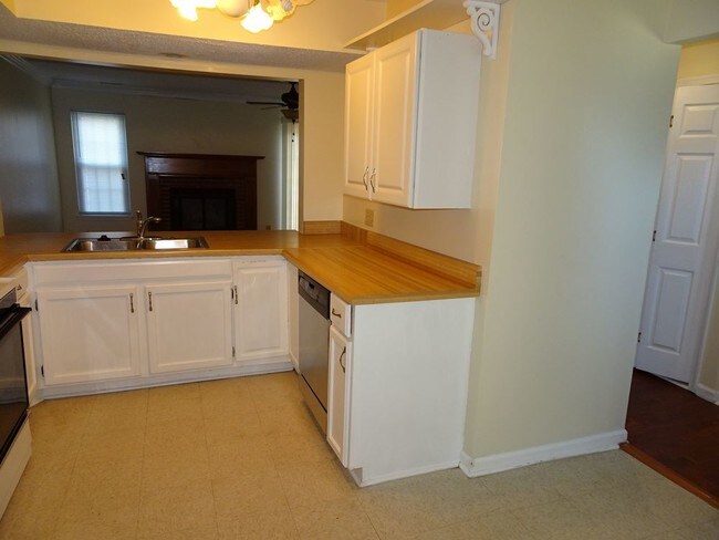Building Photo - Two bedroom town home in Timberlake