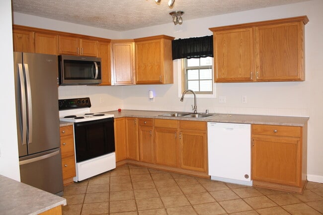 Building Photo - 913 Fieldstone Way