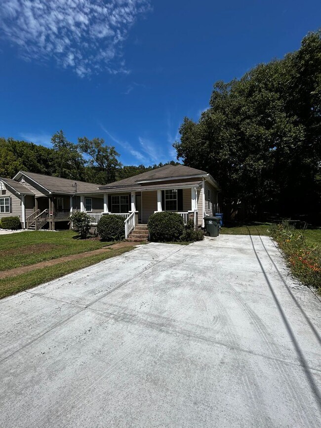 Building Photo - Downtown Living in a Charming Northshore N...