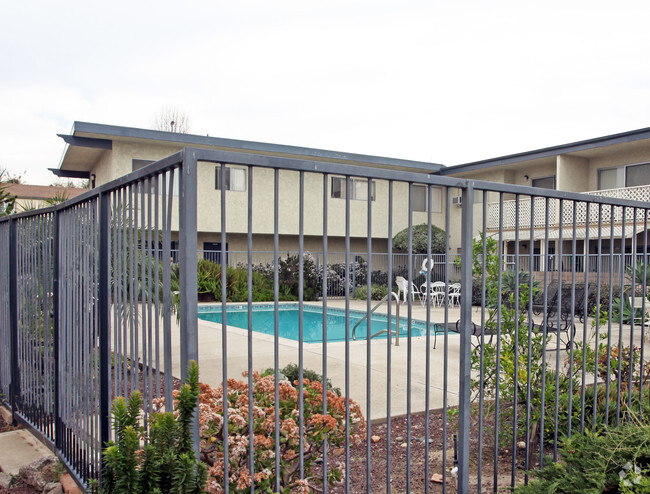 Building Photo - Oak Manor