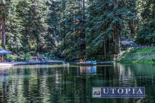 Foto del edificio - Gorgeous 4-bedroom, 2-bathroom Forest Lake Home with Deck, Office & Scenic Redwood Views