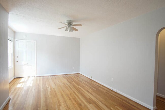 Foto del edificio - Charming NW 1-Bed Ready Late May!