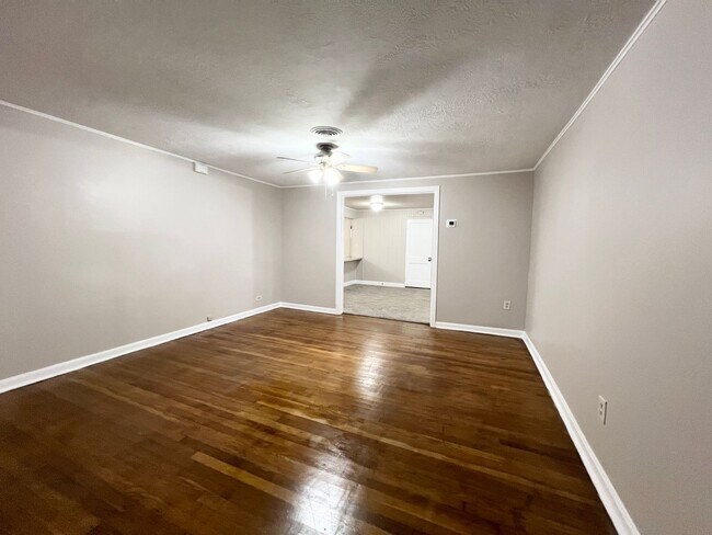 Building Photo - LIVE04