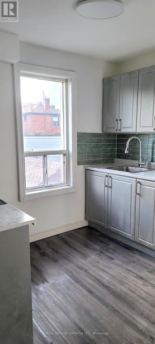 Photo du bâtiment - 240 Ritson Rd S