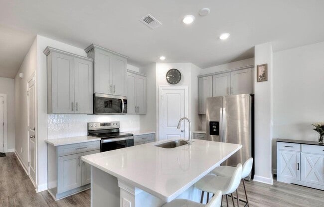 Building Photo - 1652 Village Grove Ln
