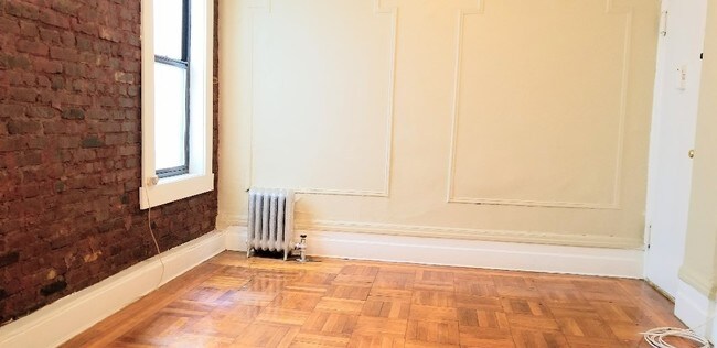 Building Photo - 558 Parkside Ave