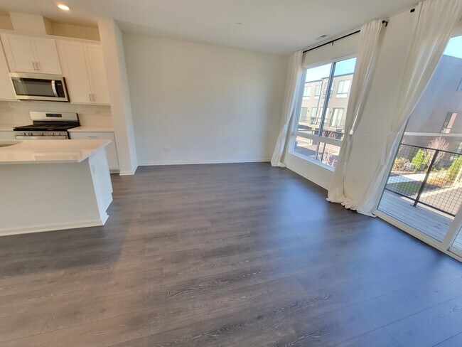 Building Photo - 1270 Lakepointe Dr