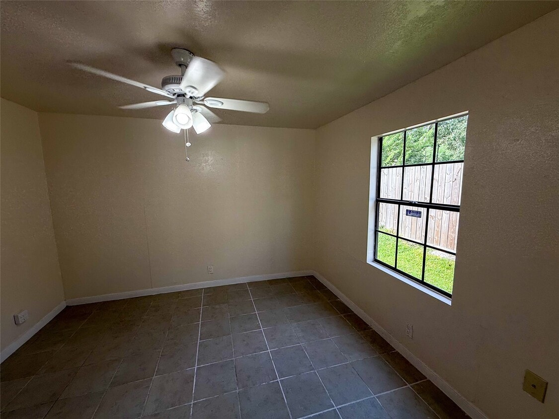 Foto del edificio - 8430 Holiday Ln
