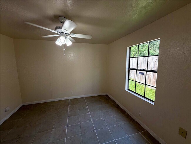 Foto del edificio - 8430 Holiday Ln