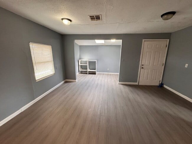 Building Photo - 1 bed brand new flooring and paint! easy application and move in!