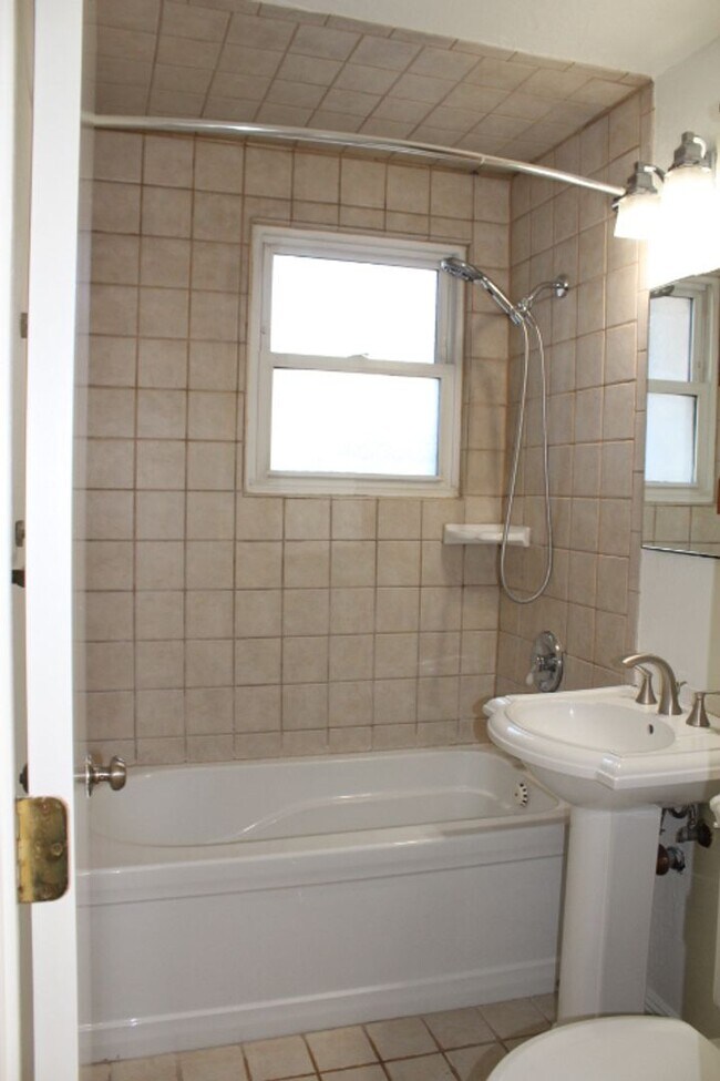 Building Photo - Belmont Duplex 2 Bedroom 1 Bath OPEN  Tues...