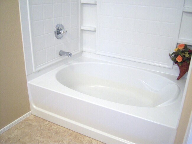 Foto del edificio - GREAT 4BEDROOM/3BATH HOME WITH ALL THAT YO...