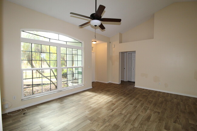 Building Photo - 2073 SW Capeador St