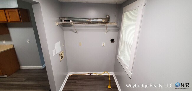 Foto del edificio - Spacious 3-Bedroom Home in West Price Hill – Covered Porch & Off-Street Parking!