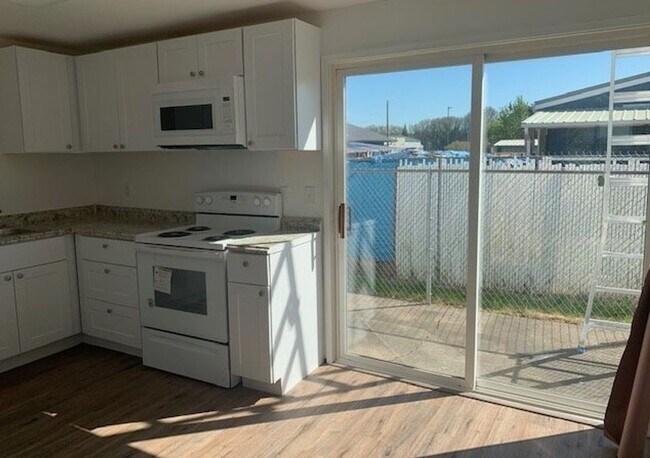Building Photo - 2 Bedroom Apartment