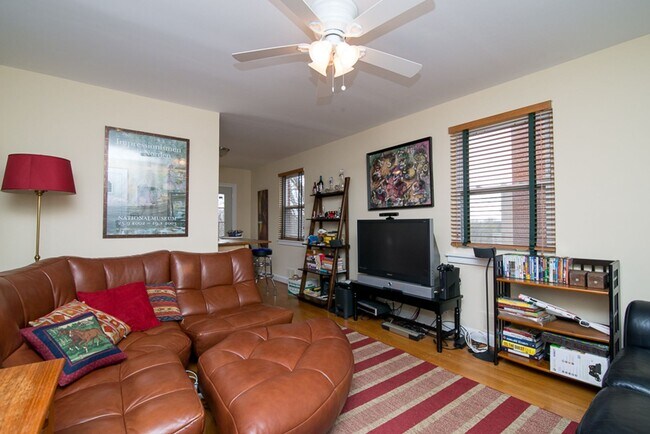 Building Photo - Lovely three-story 2BR/2BA duplex located ...