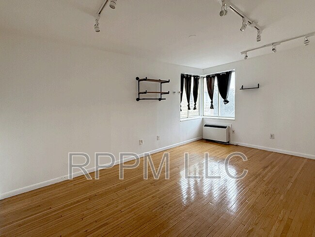 Building Photo - 19-31 Lyons Ave #612