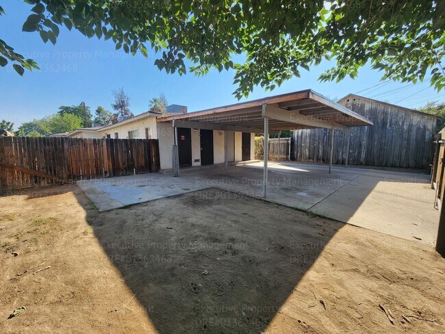 Building Photo - 2 Bedroom / 1 Bathroom move in $1,050.00