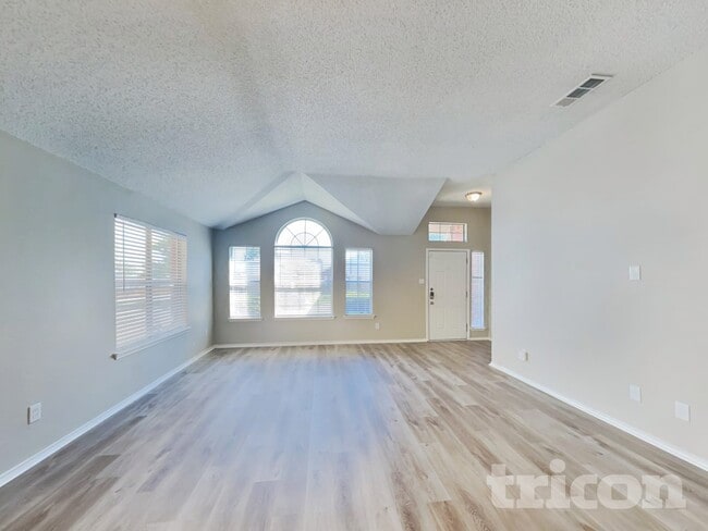 Foto del edificio - 6002 Flyers Ln