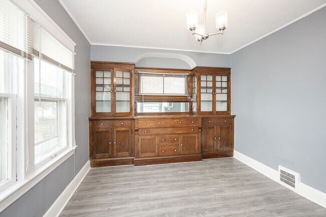 Foto del edificio - 3 BED, 1 BATH BEAUTIFUL SINGLE-FAMILY HOME IN CLEVELAND!