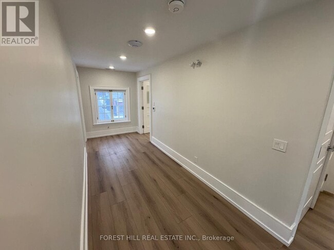 Building Photo - 13 Thomas St