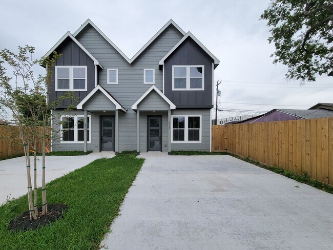 Building Photo - BEAUTIFUL BRAND NEW 3 BEDROOM 2.5 BATH DUP...