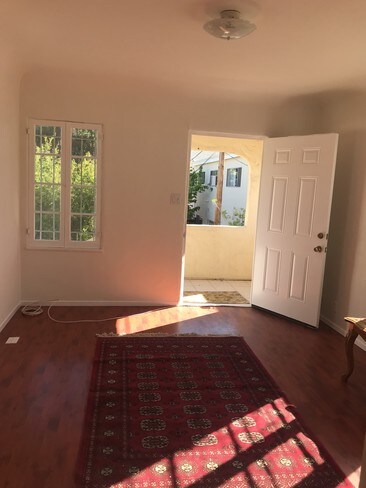 Entrada al patio - 3124 Broadway