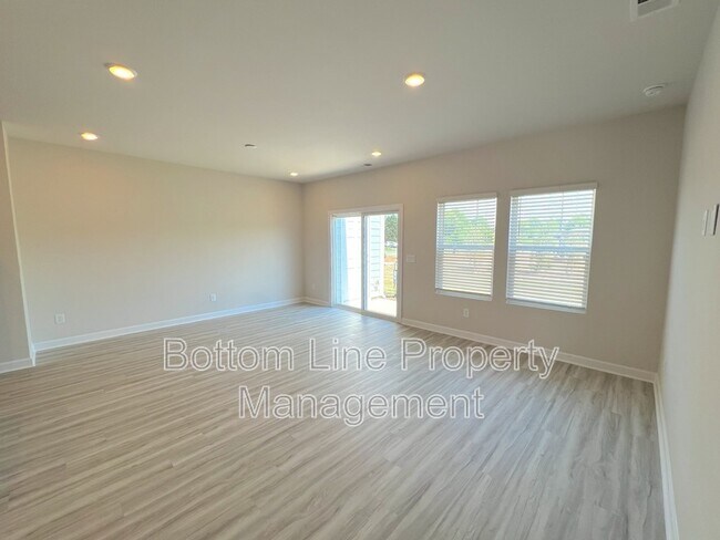 Foto del edificio - 1816 Braemar Vlg Dr