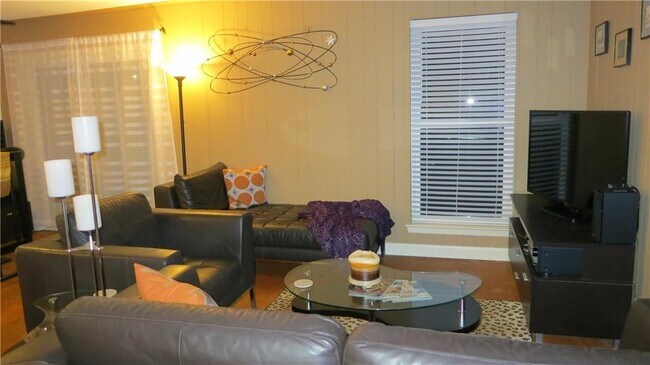 Foto del edificio - 1124 HOLLOW CREEK Dr